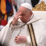 El papa insiste en que «no se bendice la unión homosexual» sino simplemente a las personas